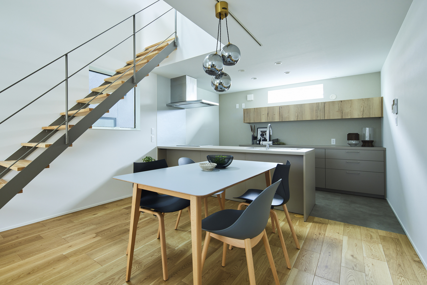 小紋　アイボリー地グレーと黒の雲取り 銀加工有り 黒泡化粧雲母銀 片菊彫19cmプレート | ONE TABLE